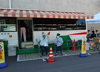日本赤十字社の献血バス