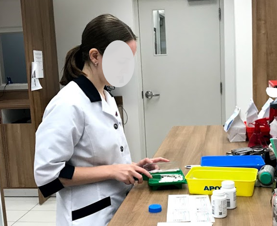 テクニシャンによる調剤。ボトル渡しなので錠剤を数えている様子