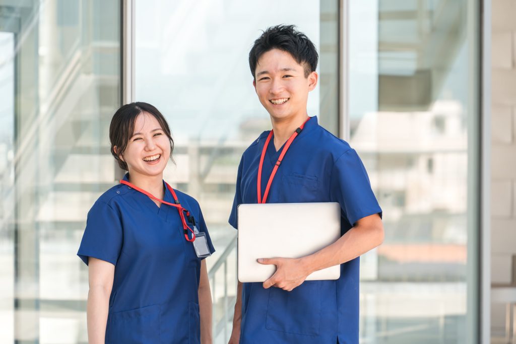 笑顔な男性医と女性医