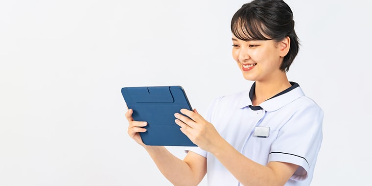 タブレットで電子カルテを見る女性医